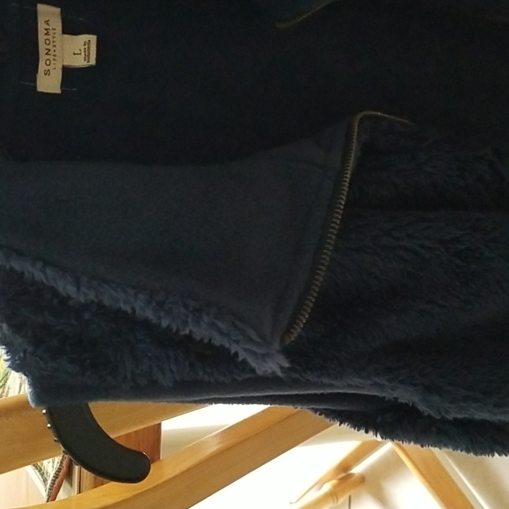 Fuzzy vest - Picture 3 of 3